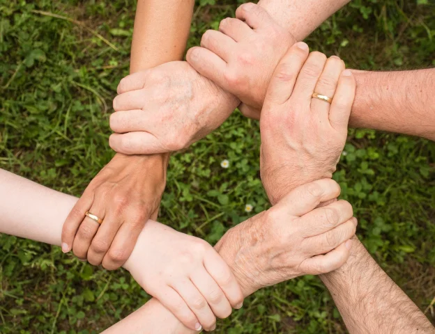 We provide users with more knowledge about Aqari and Aqari team